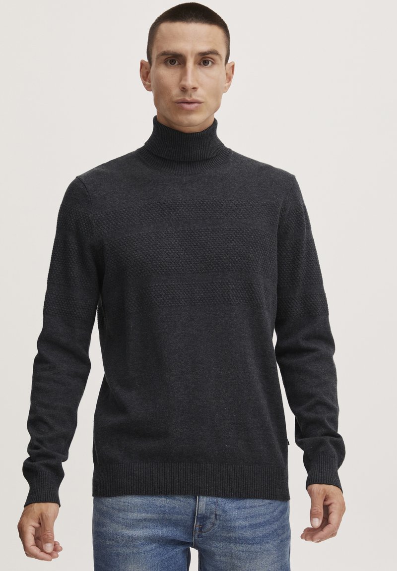 Pulover turtleneck gri închis, cu un model texturat, mânici și tiv cu nervuri. Țesătura pare moale și ușor elastică. Croială casual.