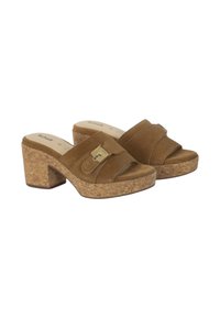 Sandali slide con tacco alto in suede marrone, dotati di suola in sughero, con due fascette incrociate e un piccolo dettaglio in metallo.