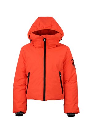 Veste isolante rouge avec capuche, fermeture éclair à l'avant et deux poches latérales. Présente des accents noirs et des poignets élastiques pour un confort supplémentaire.
