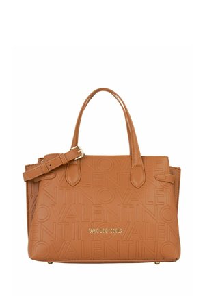 Sac à main en cuir texturé tan avec logo "Valentino" embossé, double poignées supérieures et bandoulière ajustable. Détails en métal doré.