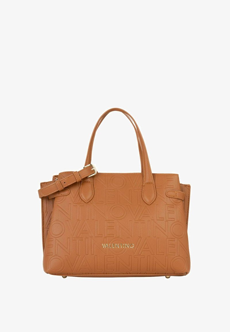 Sac à main en cuir texturé tan avec logo "Valentino" embossé, double poignées supérieures et bandoulière ajustable. Détails en métal doré.