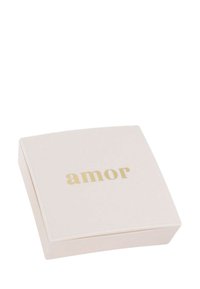 Kvadratisk, ljusrosa låda med en slät yta, med ordet "amor" i guldskrift på toppen, minimalistisk design med rena linjer.