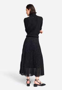 Rich & Royal Pleated skirt - black