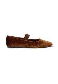 Ballerines en velours marron avec un bout pointu et une sangle élastique sur le cou-de-pied. Semelle plate et texture douce avec une finition lisse.