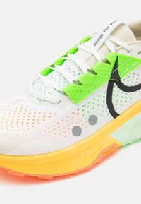Nike Performance ZOOMX ZEGAMA 2 - Chaussures de running - summit white/black/laser orange/total orange/vapor green