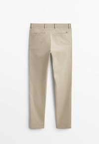 Beżowe spodnie straight-leg z paskiem, z pętlami na pasek i dwoma tylnymi kieszeniami, wyeksponowane na białym tle.