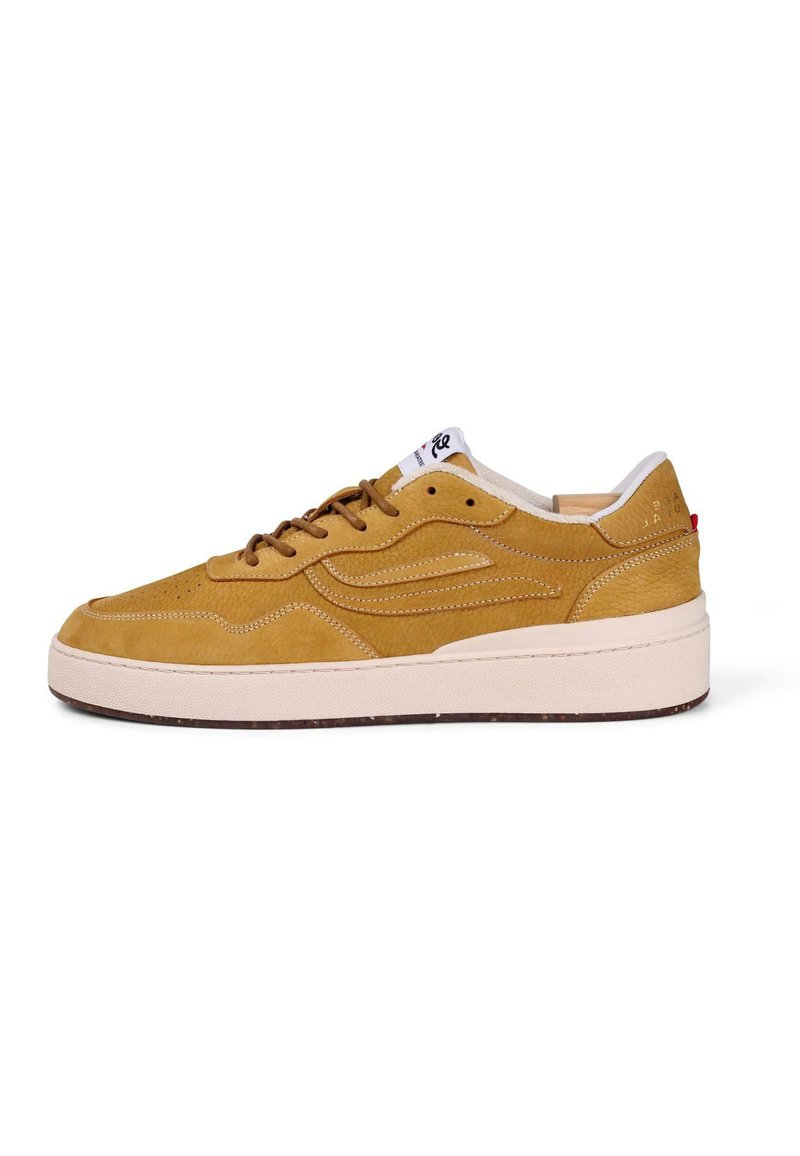 Gule semskede sneakers med lav profil, som har snørebånd, hvite detaljer og en teksturert plattformsåle. Inkluderer merkevaren på tungen og hælen.