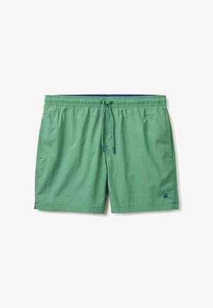 Costume da bagno uomo verde con fascia elastica in vita, coulisse regolabile, tasche laterali e piccolo logo blu navy sulla gamba sinistra.