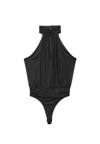 Czarny body z wysokim dekoltem, marszczonym materiałem i biżuteryjnymi akcentami przy kołnierzu, z majtkami w stylu thong. Gładka tekstura.