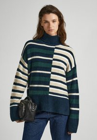 Maglione a righe con collo alto, caratterizzato da colori blu, verde e crema. Tessuto a maglia con una vestibilità ampia e rilassata e polsini a coste.