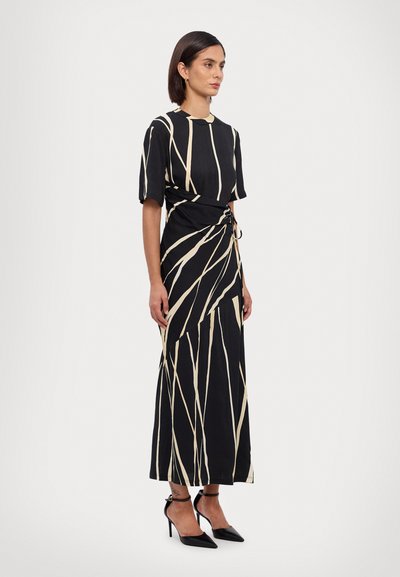 Nanushka BRANTLEY - Maxi ruha - light fringe