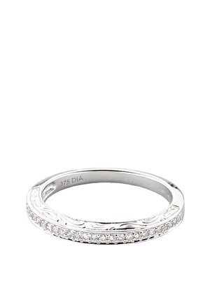 Anello in oro bianco con una fascia liscia, dettagli incisi sui lati e una fila di piccoli diamanti incastonati lungo il bordo anteriore.