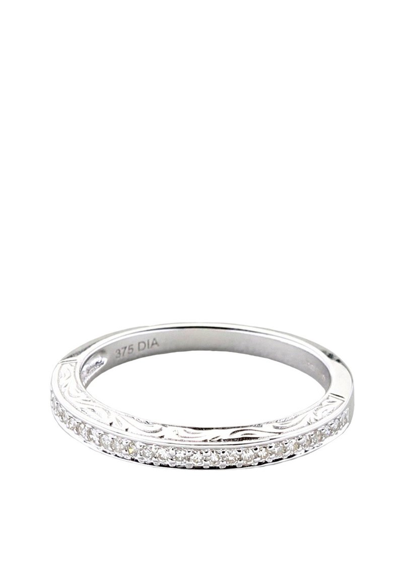 Anello in oro bianco con una fascia liscia, dettagli incisi sui lati e una fila di piccoli diamanti incastonati lungo il bordo anteriore.