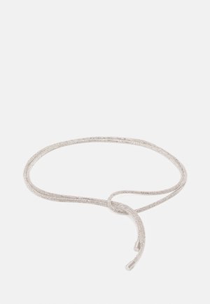 Collier chaîne corde en argent avec deux embouts cylindriques, disposé en boucle lâche avec un nœud près des extrémités sur fond blanc.