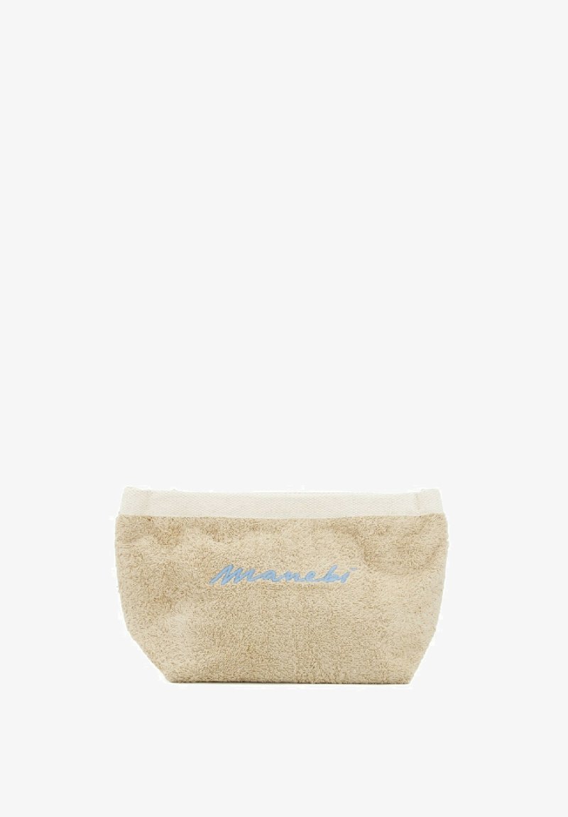 Pochette in terry beige con bordatura crema e testo ricamato blu. Forma rettangolare con una texture morbida, adatta per cosmetici o accessori.