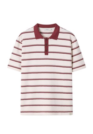 Wit poloshirt met korte mouwen, dunne horizontale bordeauxrode strepen en een effen bordeauxrode kraag met drie knopen.