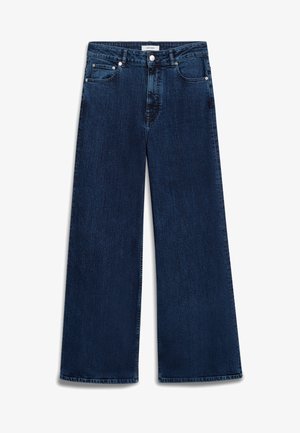 Jean en denim à jambe large de couleur bleu foncé avec une finition légèrement délavée, design à cinq poches, fermeture à bouton et passants de ceinture.