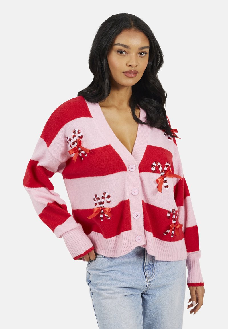 Cardigan a righe rosso e rosa con scollo a V, decorato con motivi a bastoncino di zucchero e fiocchi, realizzato in un morbido materiale a maglia con chiusura a bottoni.
