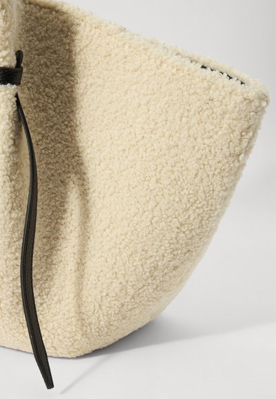 Yuzefi LARGE MOCHI - Maisiņveida soma - cream
