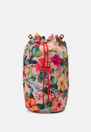 Sac à dos à cordon avec un motif floral, présentant une base rose avec des fleurs tropicales vibrantes, des feuilles vertes et des accents de cordon rouge. Tissu texturé.