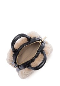 Piccola borsa in pelle nera con rifiniture in pelliccia sintetica beige, due manici, zip dorata parzialmente aperta e rivestimento interno in tessuto beige.