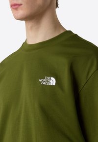 The North Face M SS ESSENTIAL OVERSIZE TEE - Triko s potiskem - woodland green
