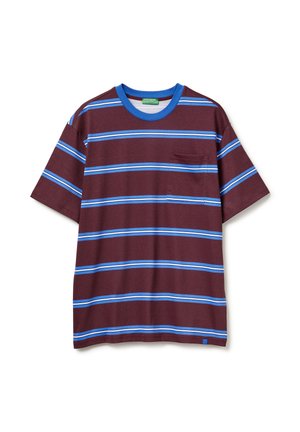 Camiseta de manga corta burdeos con rayas azules, escote redondo y bolsillo delantero. Fabricada en suave tela de algodón.