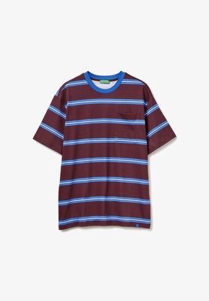 Burgundowa koszulka krótki rękaw w niebieskie paski, z okrągłym dekoltem i kieszenią na przodzie. Wykonana z miękkiej bawełny.