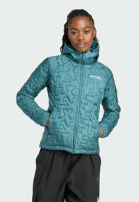 Teal vest met een geometrisch quiltpatroon, volledige rits en capuchon, met zijzakken en een logo op de borst.