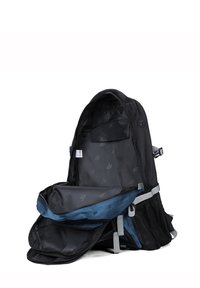 Zaino nero con un esterno resistente, caratterizzato da un ampio interno blu, molteplici scomparti, cerniere e spallacci regolabili per il trasporto.