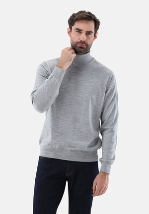 Grauer Rollkragenpullover aus weichem, strukturiertem Stoff, mit langen Ärmeln und tailliertem Schnitt, kombiniert mit dunklen Jeans.