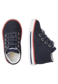 Sneakers alte in tela blu con accenti bianchi e rossi, dotati di occhielli e lacci argentati e una superficie testurizzata.