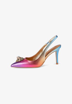 Scarpa slingback con tacco alto e punta appuntita con colori sfumati metallici dal viola all’oro al blu, con un ornamento decorativo a forma di gufo dorato.