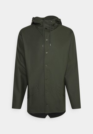 Dunkelgrüne wasserdichte Jacke mit Kapuze, vorderen Druckknöpfen, verstellbaren Kordeln und zwei Klappentaschen, entworfen für den Außeneinsatz.