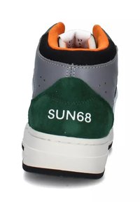 Sneaker grigia con tallone in suede verde, fodera arancione e suola bianca con logo "SUN68". Materiali testurizzati e colori a contrasto.