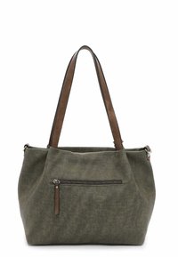 Sac fourre-tout en tissu vert avec des accents en cuir brun. Présente une ouverture sur le dessus et une poche externe zippée. Texture douce et design décontracté.