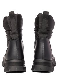 Bocanci negri până la gleznă cu un superior din textil căptușit, toc din piele sintetică netedă și talpă din cauciuc texturat cu un model de protecție gros.
