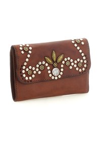 Portafoglio in pelle marrone con borchie decorative e dettagli in metallo, caratterizzato da un motivo floreale con dettagli di foglie verdi e una chiusura a scatto.