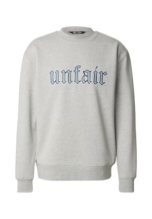 Hellgraues Sweatshirt mit Rundhalsausschnitt und langen Ärmeln, auf der Vorderseite das Wort „unfair“ in schwarzer Altenglischer Schrift, weiß und blau umrandet.