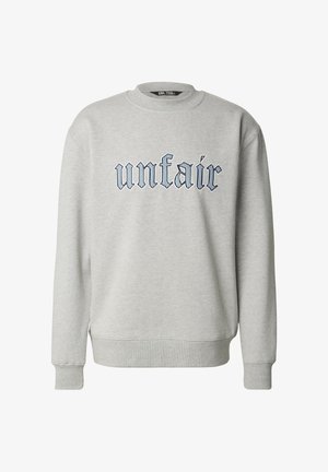 Hellgraues Sweatshirt mit Rundhalsausschnitt und langen Ärmeln, auf der Vorderseite das Wort „unfair“ in schwarzer Altenglischer Schrift, weiß und blau umrandet.