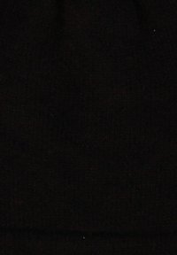 Berretto di lana nera lavorato a maglia con una finitura morbida e testurizzata. Presenta un design semplice e rotondo senza motivi visibili o accessori.