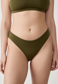 Olivengrüner, bequemer Bikiniunterteil mit hohem Beinausschnitt, nahtlosem Design und weicher Textur, minimalen Nähten und einer glatten Oberfläche.