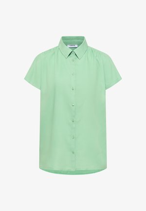 Chemise vert clair à manches courtes avec col pointu, sept boutons sur le devant et un subtil détail froncé au niveau des épaules.