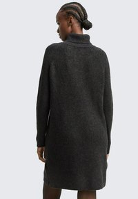 Przesadnie duża, ciemnoszara, dziana sukienka sweterkowa z wysokim kołnierzem, prążkowaną fakturą i bocznymi rozporkami, z długimi rękawami i luźnym krojem.
