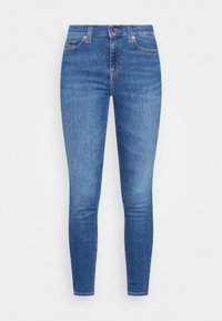 Úzké džíny z modrého denimu, s mírným vzestupem pasu, pěti kapsami, poutky na opasek a mírným vyblednutím pro opotřebovaný vzhled.