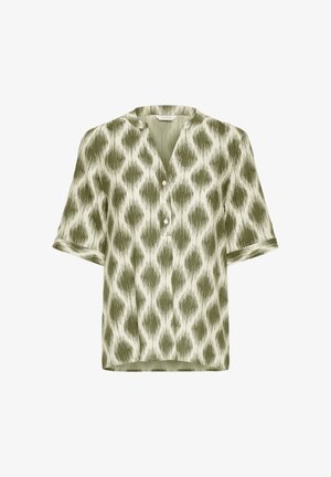 Kurzärmeliges Blusenshirt mit olivgrünem, abstraktem Rautenmuster, V-Ausschnitt mit drei Knöpfen und lockerem Schnitt.
