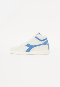 Baskets montantes en daim gris clair avec des accents bleus. Elles possèdent une semelle en caoutchouc blanc, des perforations sur les côtés et un design à lacets.