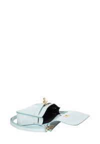 Borsa a tracolla in pelle azzurro chiaro con forma rettangolare; presenta una chiusura dorata, superficie testurizzata e una tracolla per il trasporto.
