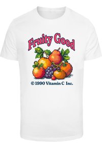 Hvit t-skjorte med et fargerikt pikselkunstdesign av forskjellige frukter, med teksten "Fruity Good" i rosa og "© 1990 Vitamin C Inc." under.