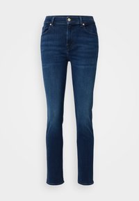 Jean en denim bleu foncé à coupe droite, avec cinq poches, passants de ceinture et fermeture à bouton à l'avant. Texture lisse et décoloration minimale.